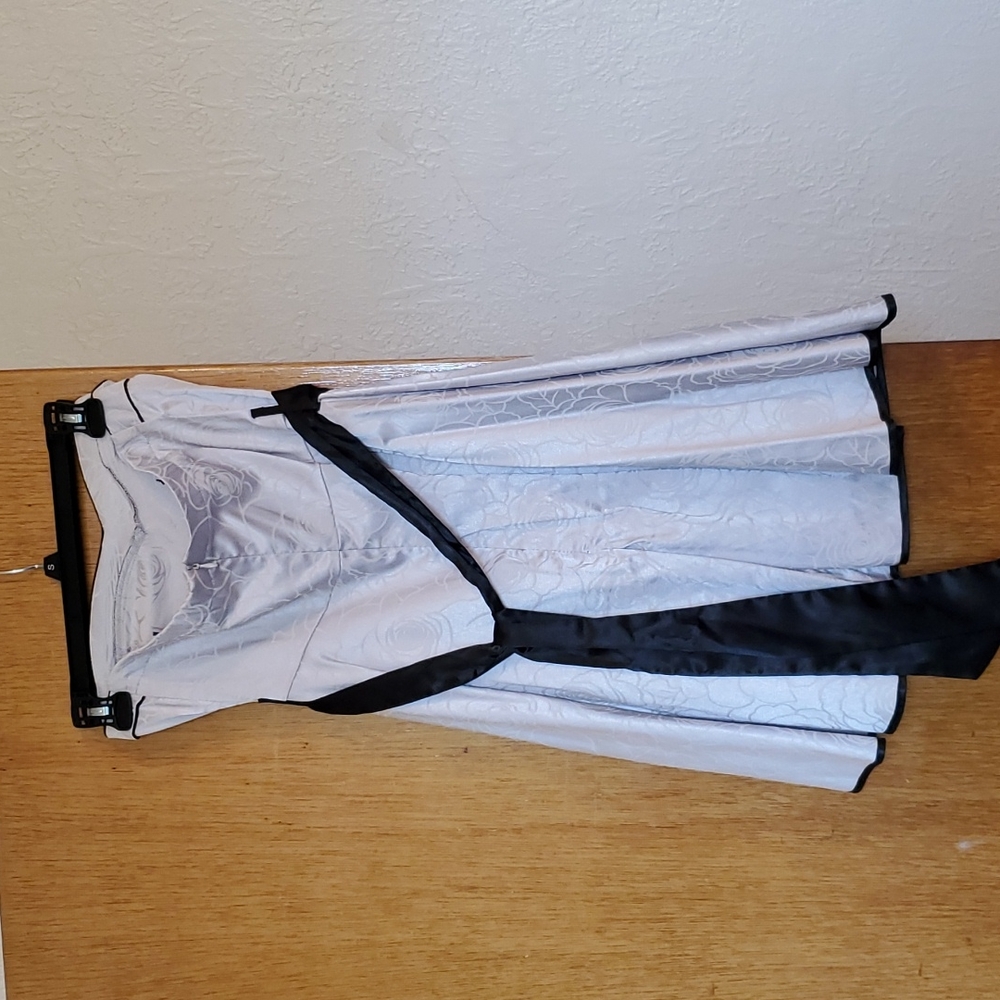 Dress - Picture 2 of 5